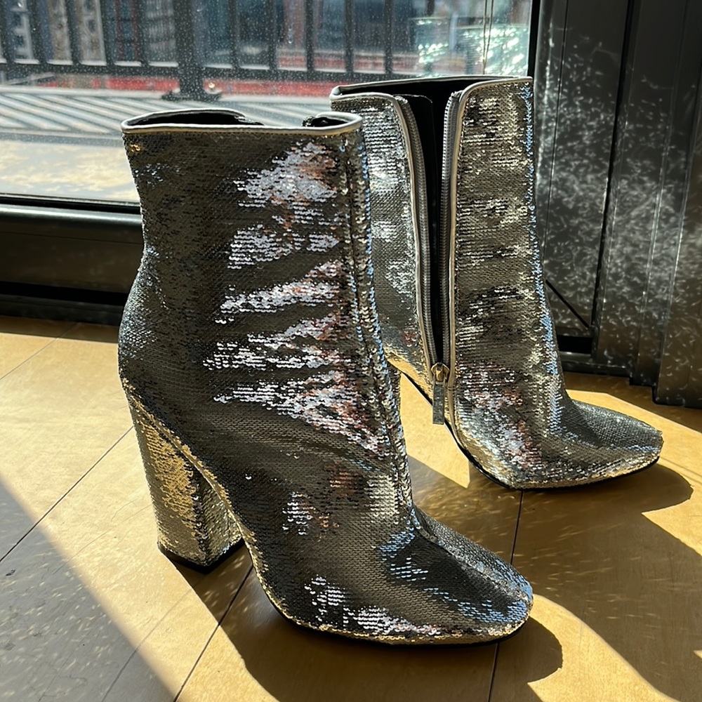 Kendall + Kylie Haedyn Sequin Ankle Boot Bootie Silver 7.5